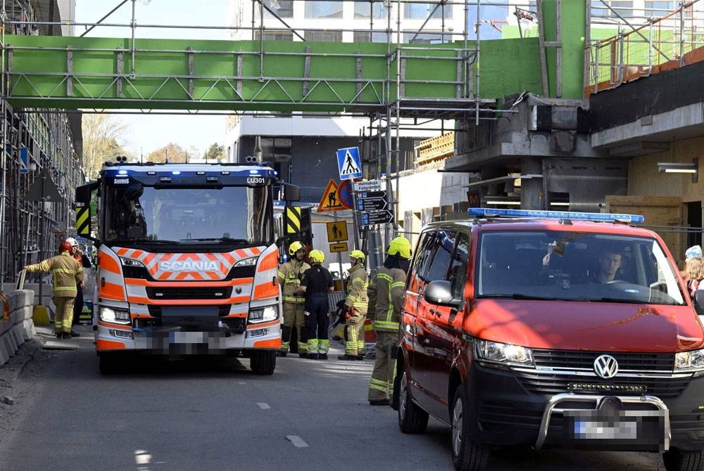 Seramai 27 orang cedera kebanyakannya kanak-kanak selepas jambatan pejalan kaki runtuh di Helsinki, Findland pada Khamis. Foto Reuters