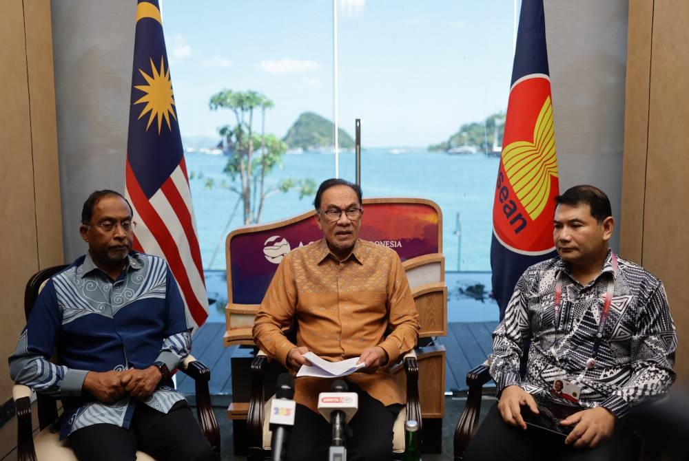 Anwar ketika sidang akhbar sempena Sidang Kemuncak ASEAN 2023 pada Khamis. Turut sama, Zambry (kiri) dan Rafizi. - Foto Bernama