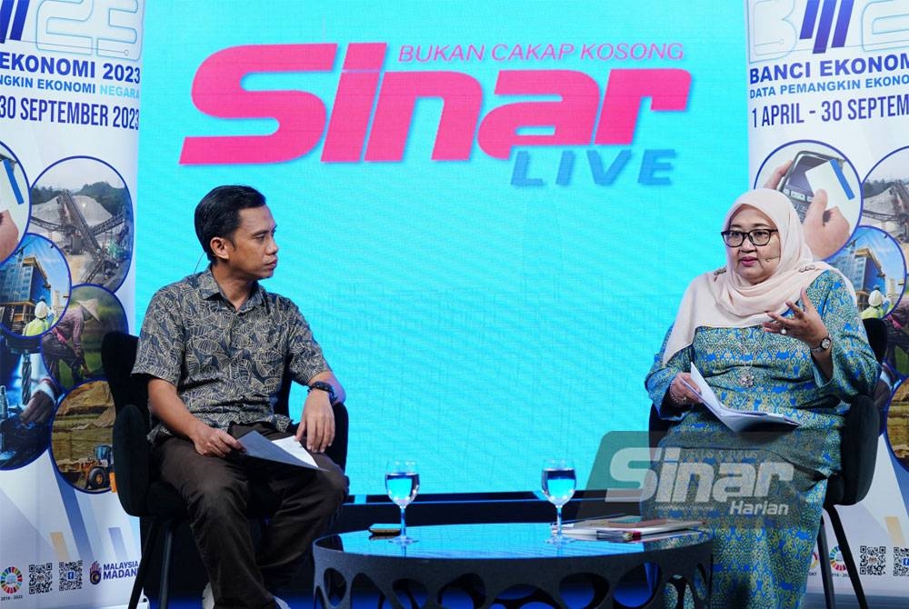 Program Sinar Live bertajuk “Pelaksanaan banci ekonomi 2023” bersama Timbalan Ketua Perangkawan (Ekonomi), Jabatan Perangkaan Malaysia, Datin Seri Rozita Talha (kanan) dan dihoskan oleh Haizir Othman yang berlangsung di Kompleks Kumpulan Karangkraf pada Khamis. Foto SINAR HARIAN / MOHD HALIM ABDUL WAHID.