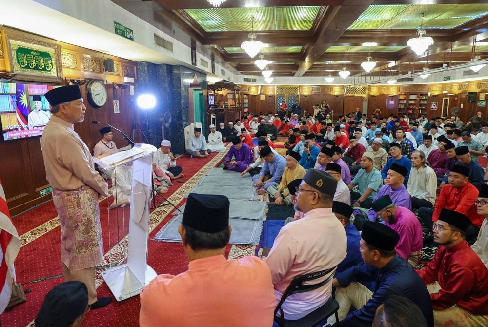 Ahmad Zahid (kiri) berucap selepas Majlis bacaan Yasin, Tahlil dan doa selamat sempena Sambutan Ulang Tahun UMNO Ke-77 di Di Surau Ar-Rahman Menara Dato&#039; Onn, Pusat Dagangan Dunia Kuala Lumpur (WTCKL) malam ini. - Foto Bernama