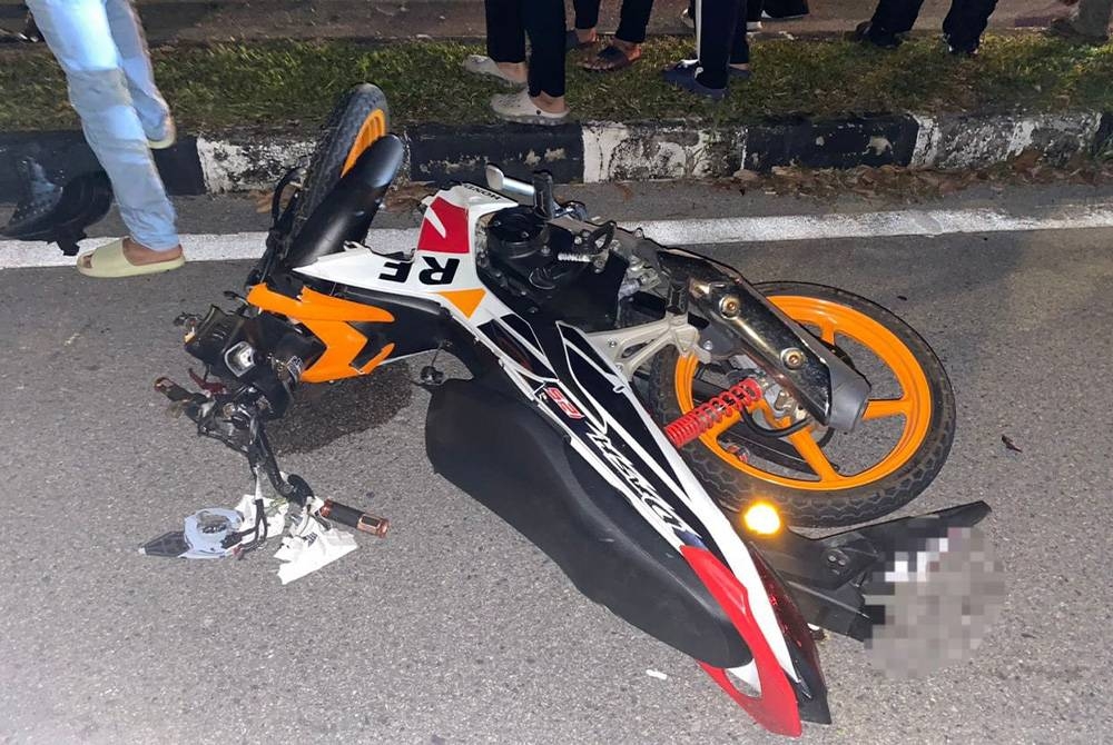 Keadaan motosikal mangsa selepas melanggar tiang lampu di Jalan Persiaran Taman Seri Impian, di sini pada malam Khamis.