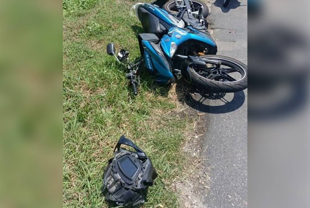 Motosikal mangsa yang terbabit dalam kemalangan maut di Kilometer 41 Jalan Klang-Teluk Intan berdekatan Assam Jawa, pada Khamis.