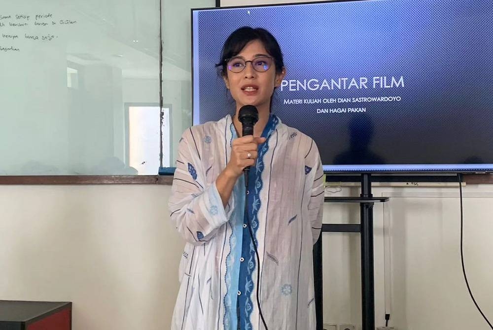 Dian Sastro yang juga pelakon filem Ada Apa Dengan Cinta? kini bergelar pensyarah jemputan yang mengajar atau membimbing mahasiswa dua kali dalam satu semester di Universiti Indonesia. - Foto Facebook Dian Sastrowardoyo