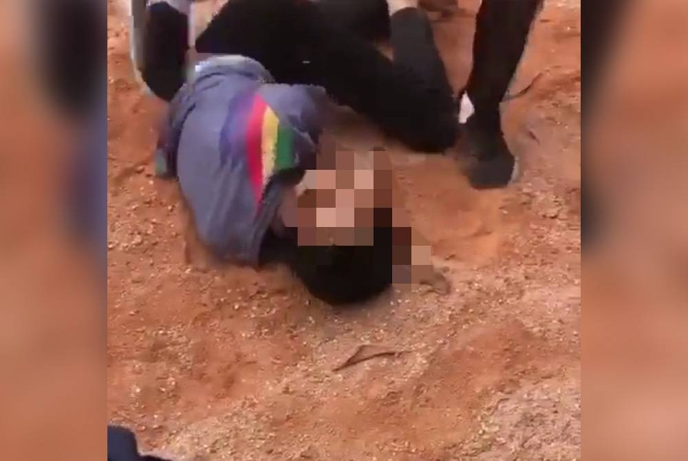 Tangkap layar rakaman video membabitkan mangsa dibelasah sekumpulan pelajar Tingkatan Lima dalam kejadian di Bukit Melawati, Ampang pada Isnin. - Foto tular Facebook