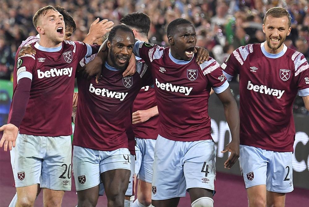 Antonio meraikan jaringan bersama pemain-pemain West Ham lain di Stadium London. - Foto Agensi