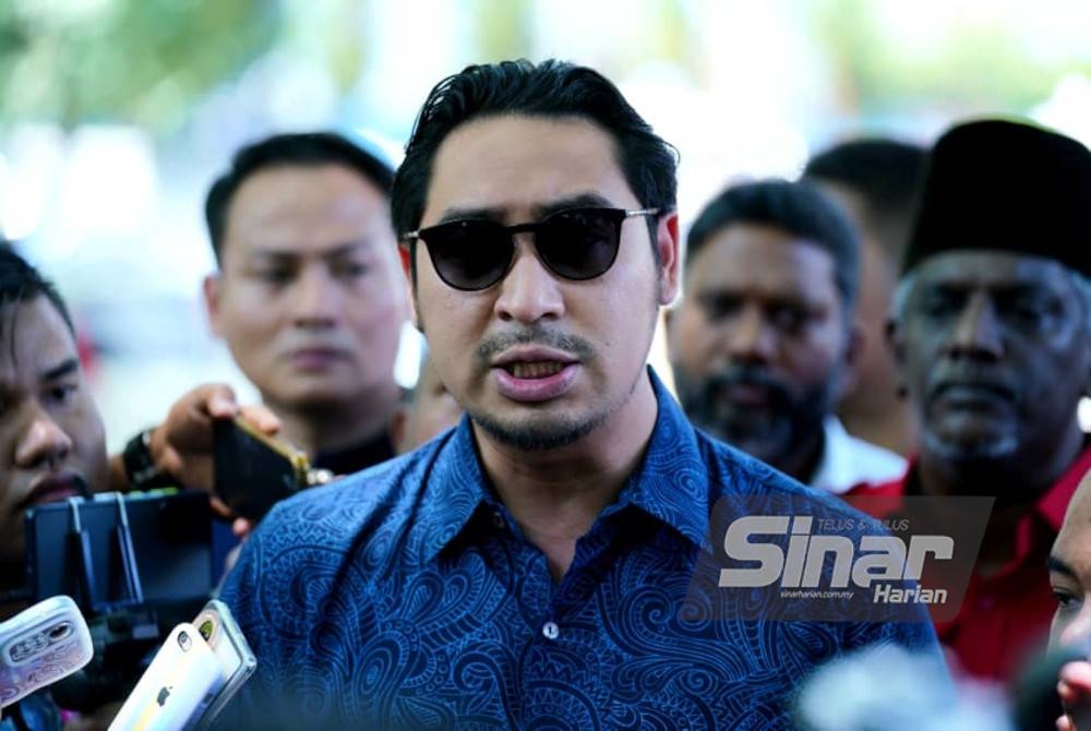 Wan Ahmad Fayhsal ketika ditemui media selepas membuat laporan polis di IPD Dang Wangi, di sini berhubung pertuduhan kes rasuah oleh SPRM terhadap Ketua Pembangkang, Datuk Seri Hamzah Zainuddin. - Foto SINAR HARIAN / MOHD HALIM ABDUL WAHID.