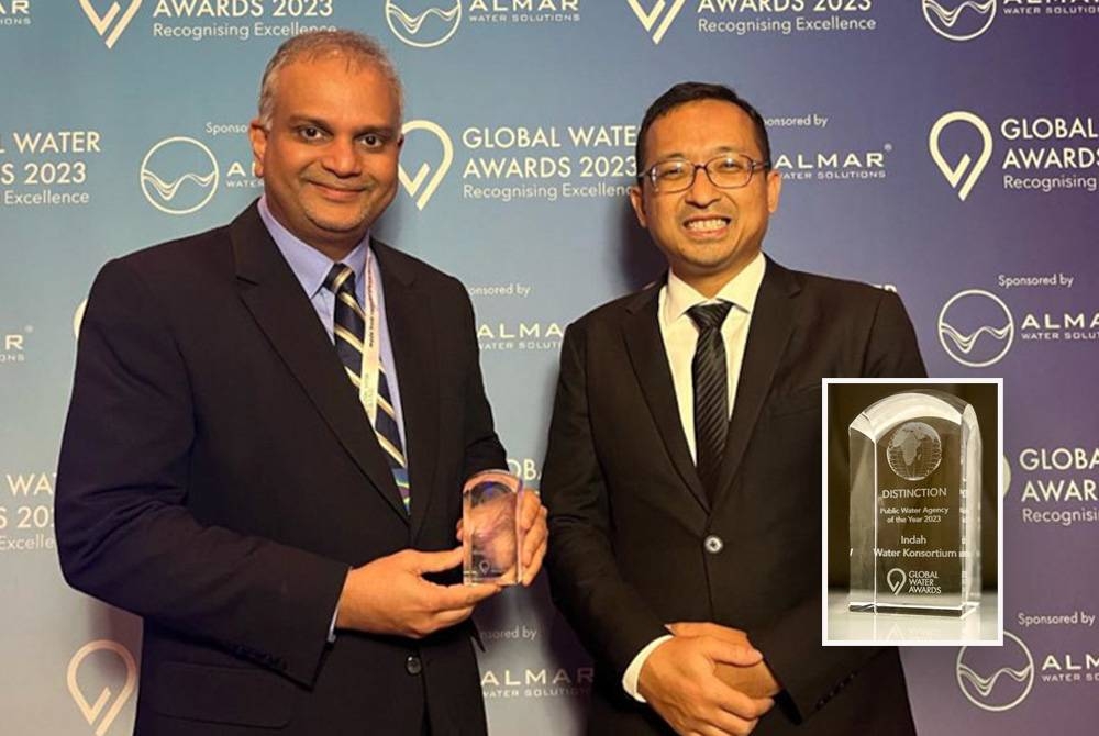 IWK diwakili Narendran (kiri) menerima Anugerah Cemerlang kategori Agensi Air Awam Terbaik pada pada Anugerah Air Global 2023 di Berlin baru-baru ini. (Gambar kecil:Trofi Anugerah Cemerlang kategori Agensi Air Awam Terbaik dinobatkan kepada IWK.)