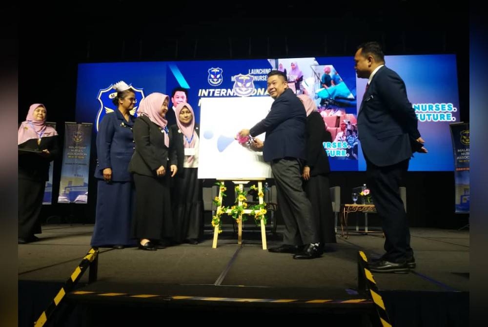 Lukanisman (dua dari kanan) memotong riben sebagai simbolik perasmian Hari Jururawat Antarabangsa 2023 di Pusat Konvensyen Setia City (SCCC), Setia Alam di sini pada Jumaat.