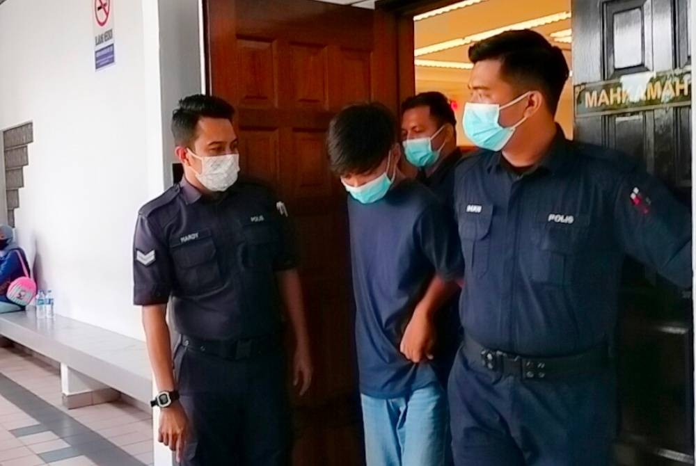 Muhammad Isa Muhaimim (dua,kiri) tidak mengaku bersalah atas tuduhan merogol dan memiliki video lucah di dalam telefon bimbit miliknya di Mahkamah di sini, pada Jumaat