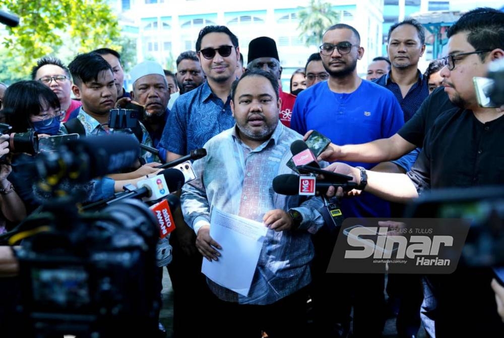 Ahmad Ikhwan bercakap dalam sidang akhbar selepas membuat laporan polis di IPD Dang Wangi susulan tindakan SPRM mengaitkan nama Datuk Seri Hamzah Zainudin dalam pertuduhan ke atas seorang penama, Sim Choo Thiam. - Foto SINAR HARIAN/MOHD HALIM ABDUL WAHID