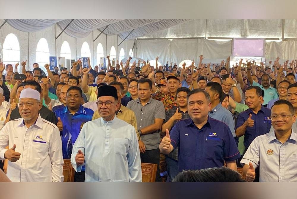 Anthony (dua, kanan) bersama Anwar pada Majlis Pelancaran Pembinaan Stesen Pertama ECRL di Tunjong, Kota Bharu pada Jumaat.