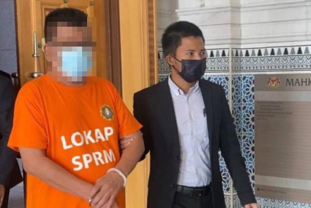 SPRM menahan reman seorang blogger bagi membantu siasatan berkaitan dakwaan rasuah - Foto ihsan SPRM