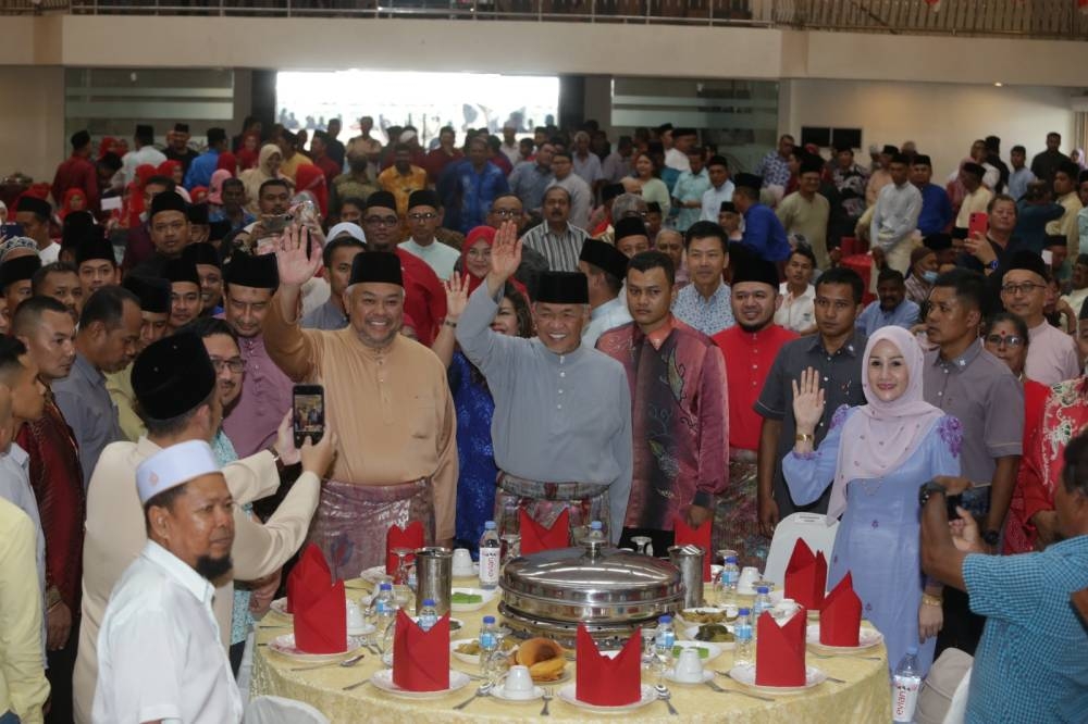 Ahmad Zahid (tengah) melambai kepada hadirin yang hadir memeriahkan Majlis Rumah Terbuka Aidilfitri UMNO Perlis pada Jumaat.