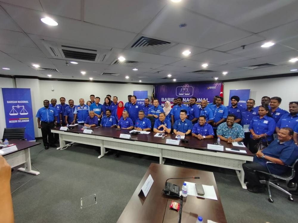 Megat Zulkarnain (duduk, empat dari kiri) pada sidang media di Pejabat UMNO Selangor di Seksyen 14, Shah Alam pada Jumaat.