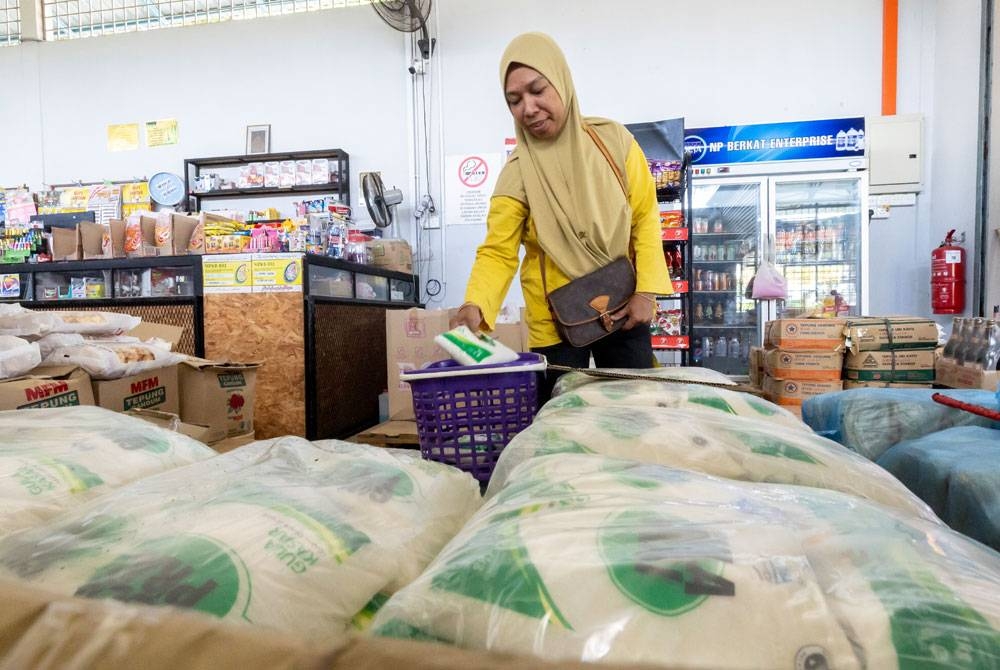 Kekurangan gula dilaporkan hanya berlaku di Kelantan dan Terengganu. - Gambar hiasan. - Foto: Bernama