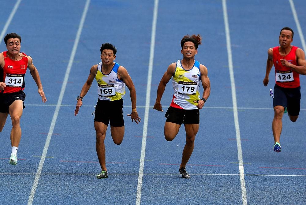 Haiqal dan Khairul Hafiz ketika beraksi pada acara 100m lelaki akhir Sukan SEA 2023 di Stadium Nasional Morodok Techo pada Jumaat.