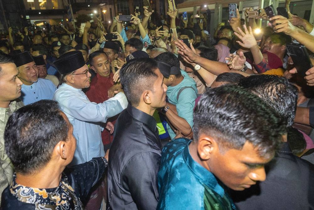 Anwar bersalaman bersama orang ramai ketika hadir pada Majlis Rumah Terbuka Malaysia Madani di Perkarangan Stadium Sultan Muhammad IV. - Foto Bernama