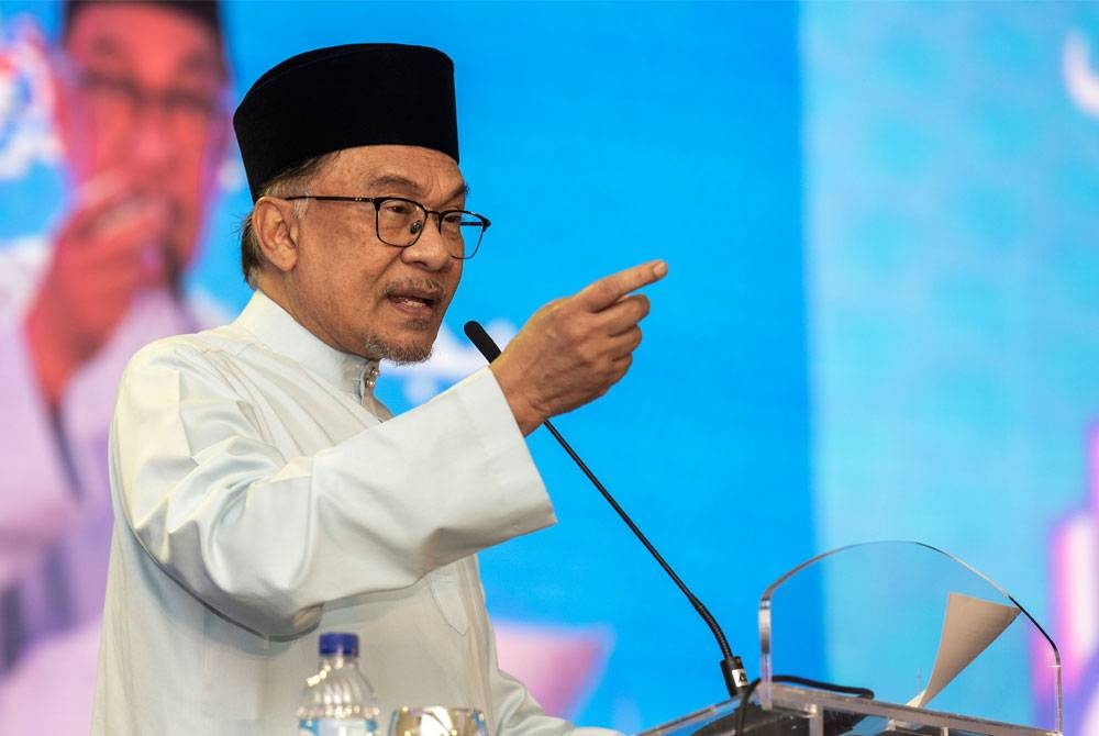 Anwar menyampaikan ucapan pada Majlis Rumah Terbuka Malaysia Madani di pekarangan Stadium Sultan Muhammad IV. - Foto Bernama