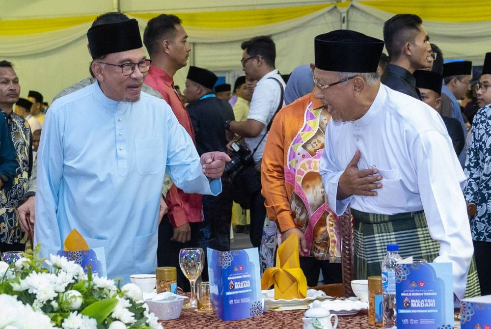 Anwar (kiri) bersama Ahmad ketika hadir pada Majlis Rumah Terbuka Malaysia Madani di pekarangan Stadium Sultan Muhammad IV. - Foto Bernama