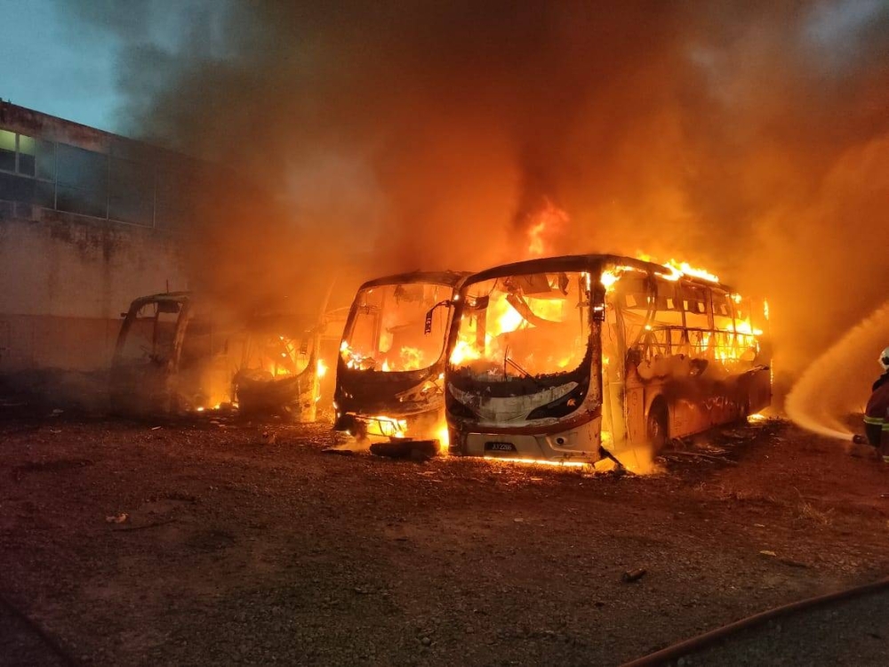 Lima buah bas yang musnah dalam kebakaran di sebuah bengkel di Jalan Kejuteraan 1, Kawasan Perindustrian Segamat pada Jumaat.