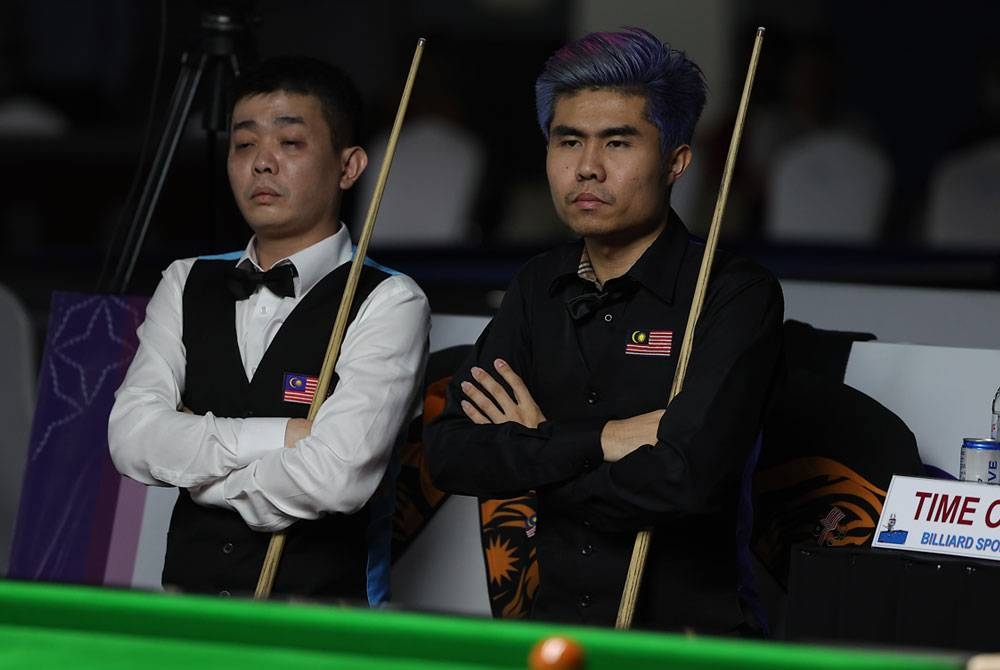 Kok Leong (kanan) dan Keen Hoo ketika menentang pasukan Kemboja dalam acara akhir snooker beregu elaki di AEON Mall Sen Sok City, Phnom Penh pada Jumaat. - Foto Bernama