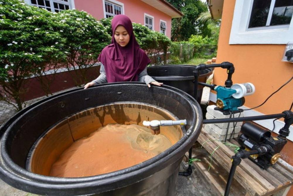 Penduduk Kampung Limbat mengambil keputusan menggali telaga tiub berikutan ketiadaan bekalan air bersih daripada Air Kelantan Sdn Bhd (AKSB) sejak beberapa bulan lepas. - Foto Bernama