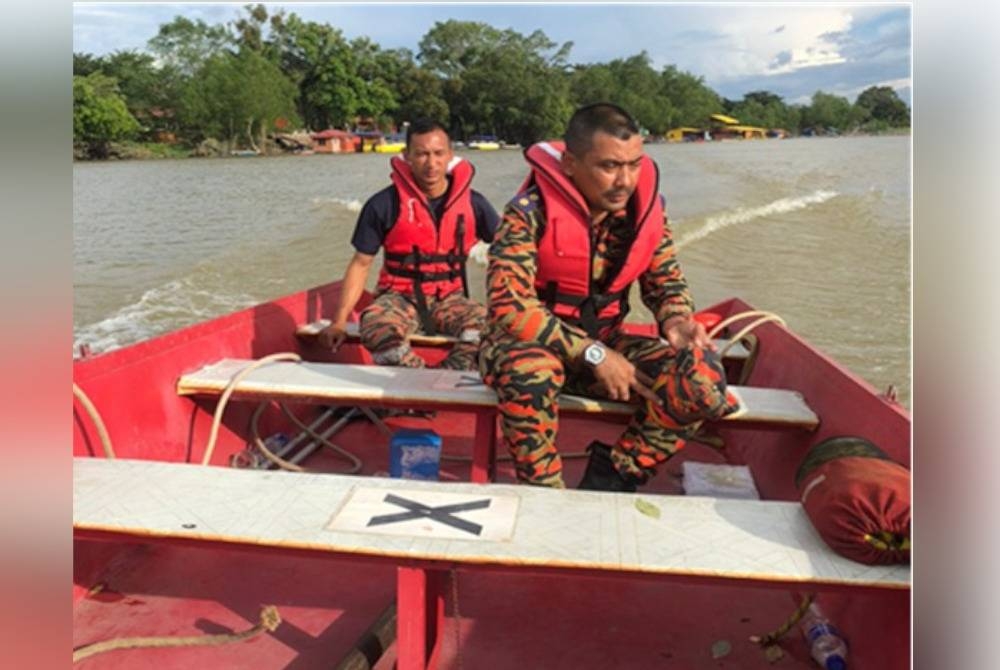 Ketua Balai Bomba dan Penyelamat Hilir Perak, Mohd Ismail Mohd Yunus mengetuai operasi SAR remaja dikhuatiri lemas di Teluk Intan. - Foto ihsan Bomba Perak