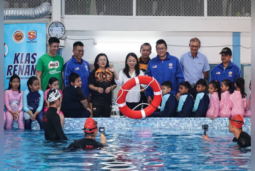 Hannah (tengah) melancarkan program Kemahiran Latihan Asas Sukan (KLAS): Renang di Swim Splash Acedemy, Taman Kepong pada Sabtu. - Foto Bernama