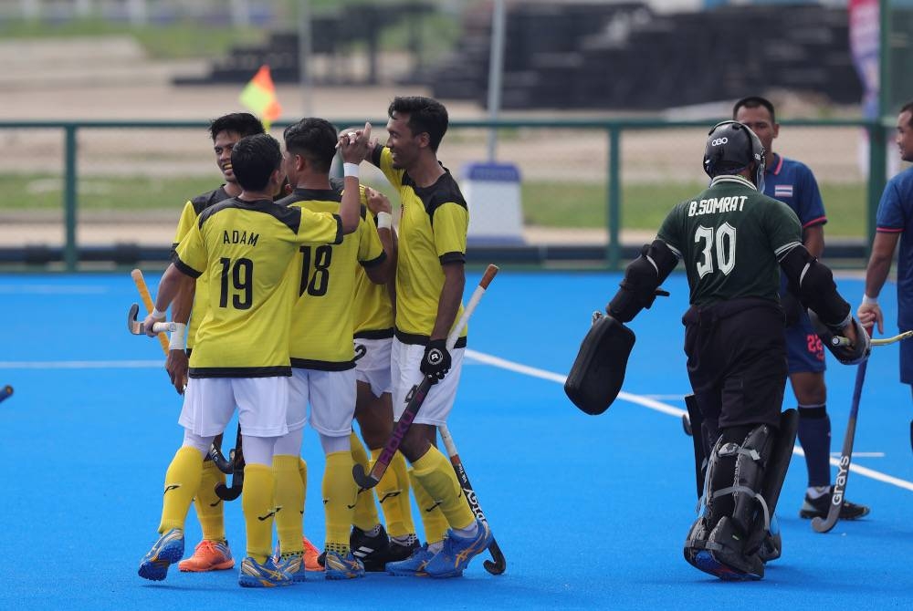 Pasukan Malaysia meraikan kejayaan selepas menewaskan pasukan Thailand pada aksi ketiga saingan liga sepusingan temasya Sukan SEA 2023 di Padang Hoki, Stadium Nasional Morodok Techo pada Sabtu. - Foto Bernama