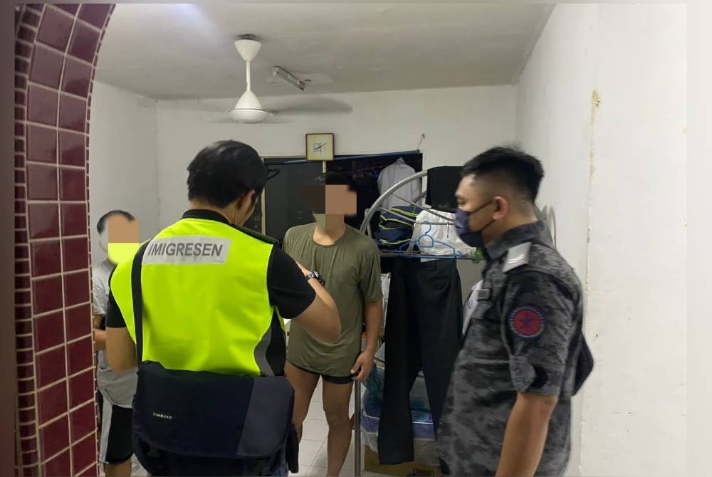 
Antara warga asing yang ditahan menerusi Ops Sapu di unit pangsapuri di Kampung Abdullah Hukum, Bangsar, Kuala Lumpur pada Khamis.