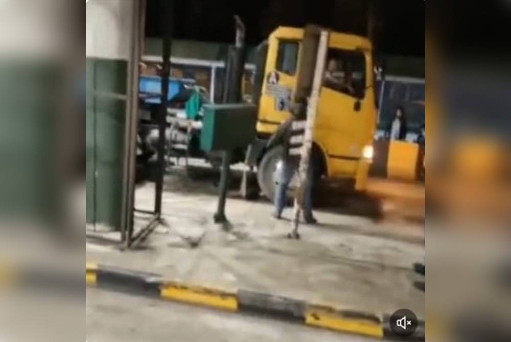 Tangkap layar insiden berkenaan di Plaza Tol Tanjung Kupang pada awal pagi Rabu lalu.