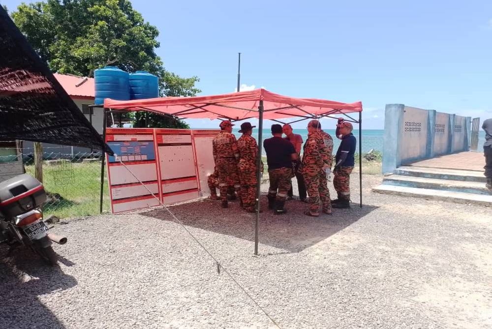 Pos kawalan bomba bagi SAR mangsa dibaham buaya di pantai Kampung Makuau Lahad Datu.