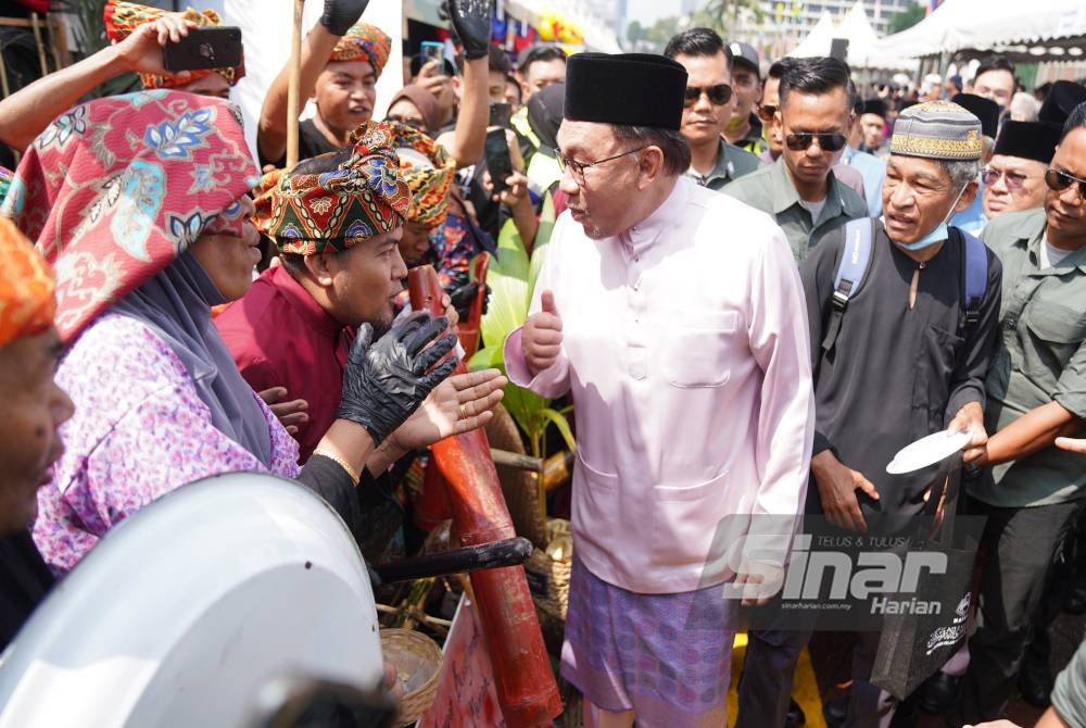 Anwar Ibrahim beramah mesra dengan orang ramai ketika majlis Aidilfitri Malaysia Madani@Dataran Merdeka yang diadakan di Dataran Merdeka Kuala Lumpur pada Sabtu. - FOTO SINAR HARIAN/ROSLI TALIB