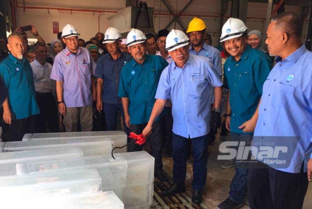 Mohamad (tiga dari kanan) melakukan simbolik perasmian kilang ais di Pasir Puteh.