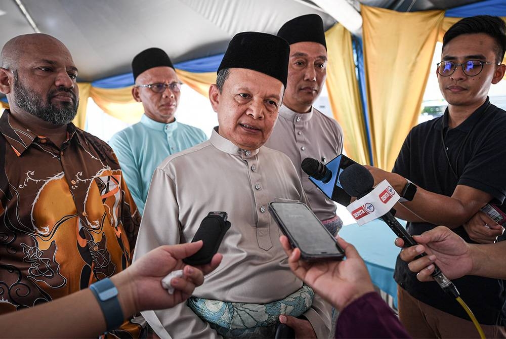 Aminuddin (tengah) bercakap kepada media pada Majlis Rumah Terbuka NUTP sempena Aidilfitri 2023 di Wisma NUTP pada Sabtu. - Foto Bernama