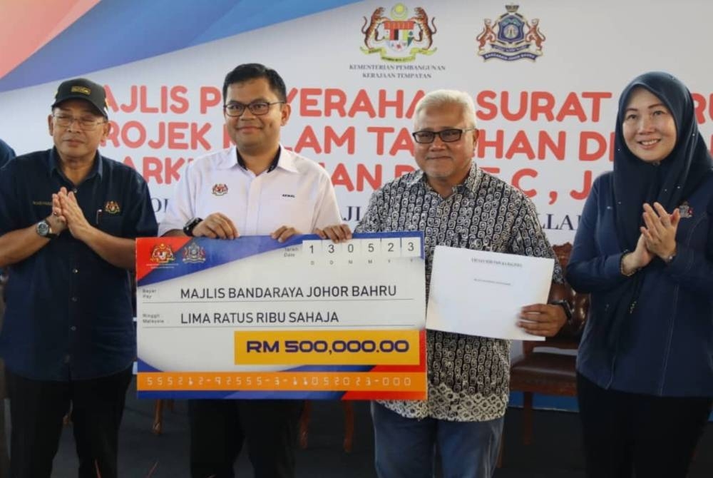 Akmal Nasrullah (dua, kiri) meluluskan peruntukan RM500,000 kepada MBJB untuk menyelenggara kolam tadahan air di Pangsapuri Larkin Idaman Lot C.