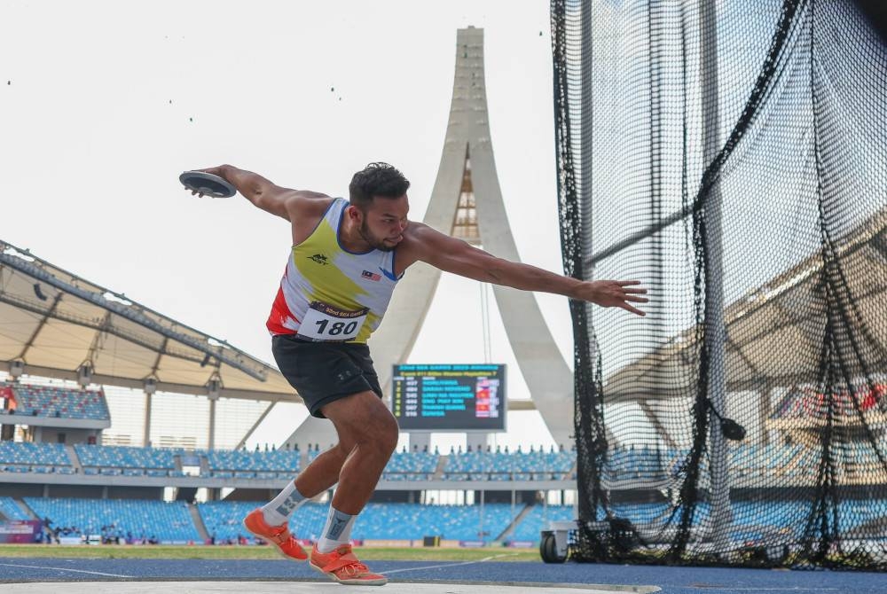 Atlet Olahraga negara Muhammad Irfan Shamshuddin meraih pingat Emas dalam acara Lontar Cakera Lelaki Akhir pada Sukan SEA 2023 di Stadium Nasional Morodok Techo Kemboja. - Foto Bernama