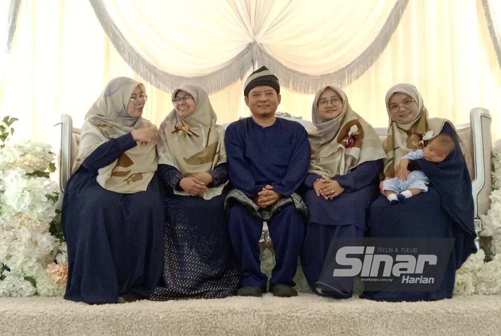 Abdul Syaheed (tengah) bersama empat isterinya dari kiri, Haryani, Hanisah, Umun Najwan dan Nor Sabariah (kanan sekali).