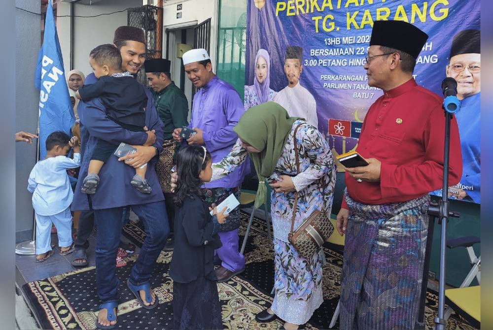 Zulkafperi (kanan) bersama-sama Nurul Syaz­wani (dua dari kanan) dan Mohd Zamri (tiga dari kanan) pada Majlis Rumah Terbuka PN Tanjong Karang di Pusat Khidmat Rakyat Parlimen Tanjong Karang pada Sabtu.