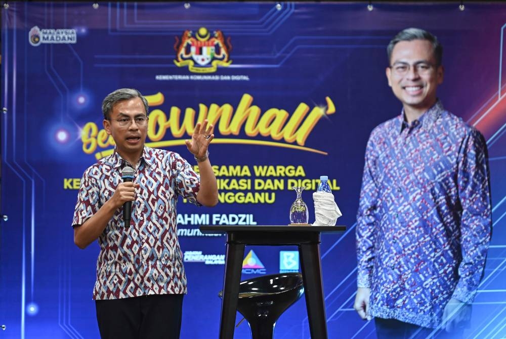 Menteri Komunikasi dan Digital Fahmi Fadzil berucap pada sesi Townhall bersama warga Kementerian Komunikasi Digital (KKD) Terengganu di RTM Terengganu pada Sabtu. - Foto Bernama