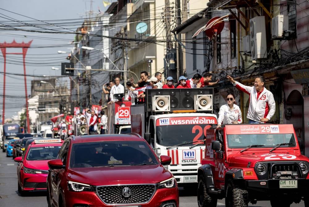 Paetongtarn (dua kanan) menaiki jip ketika berarak di sekitar Bangkok pada Sabtu. - Foto AFP