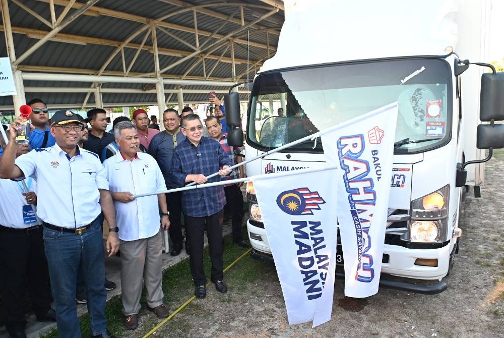 Salahuddin (kanan) ketika menyempurnakan Majlis 'flag off' Lori Rahmah peringkat negeri Terengganu di Driving Range UniSZA pada Sabtu.