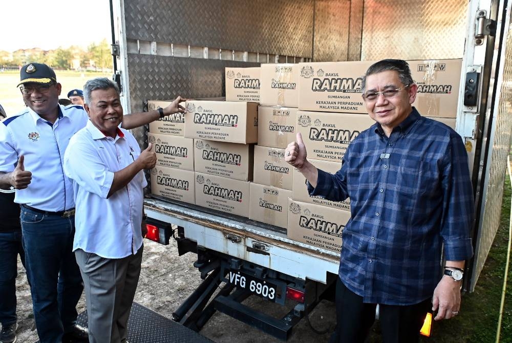 Salahuddin (kanan) bersama bakul Rahmah pada &#039;Flag Off&#039; Lori Rahmah peringkat negeri Terengganu di Driving Range Universiti Sultan Zainal Abidin. - Foto Bernama