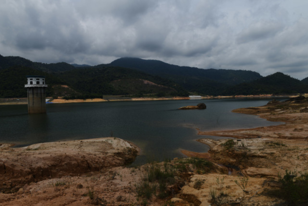 Kapasiti tadahan air di Empangan Teluk Bahang semakin berkurangan berikutan musim kemarau yang melanda negara ketika ini. - Foto Bernama