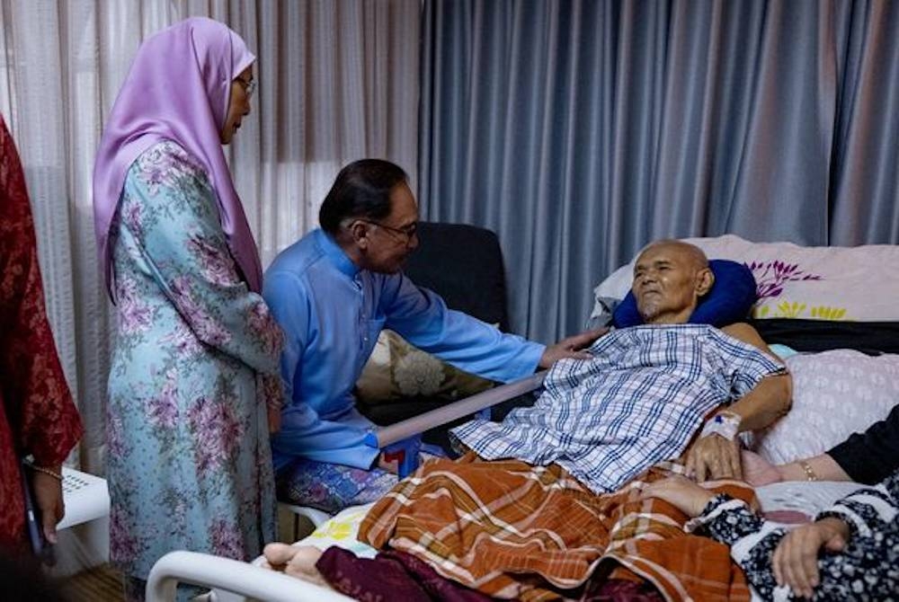 Dari kanan: Razali, Anwar dan isterinya, Datin Seri Wan Azizah Wan Ismail ketika sesi ziarah berkenaan.