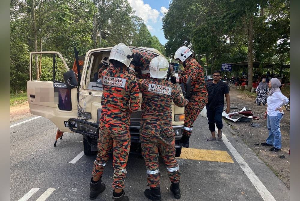 Anggota bomba mengeluarkan mangsa yang tersepit dalam kemalangan membabitkan lima kenderaan di Kilometer 18.8 Jalan Benut-Simpang Renggam, Kluang pada Sabtu. - Foto Bomba