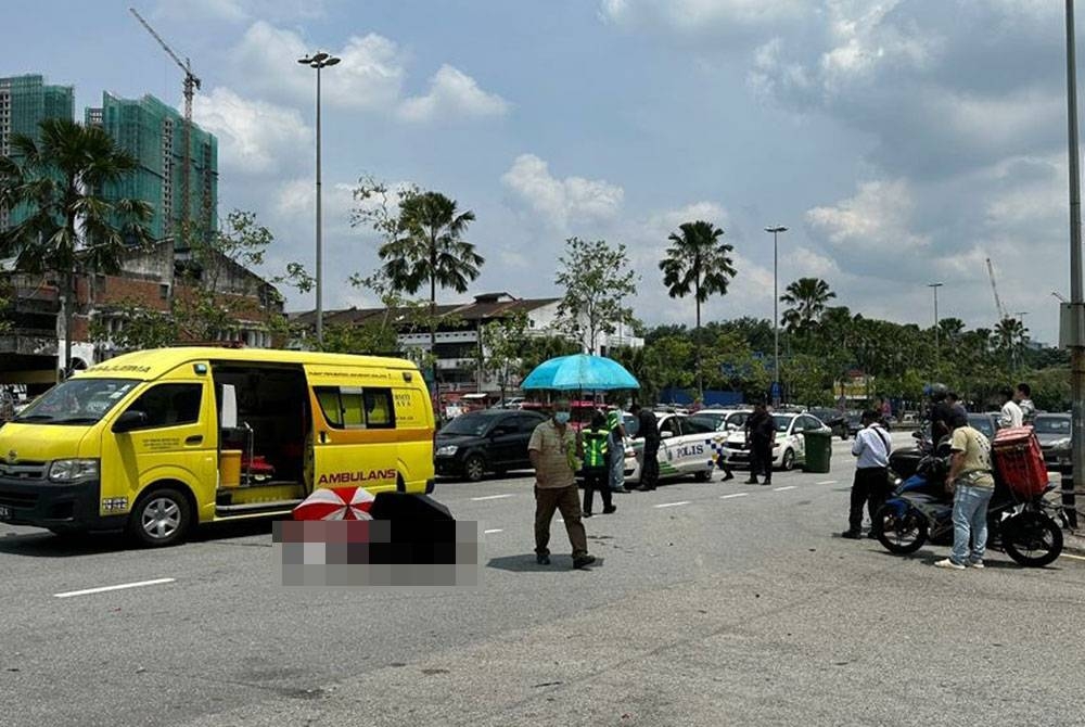 Keadaan di lokasi kemalangan membabitkan sebuah motosikal dan kereta di Jalan Klang Lama, di sini, pada Sabtu.