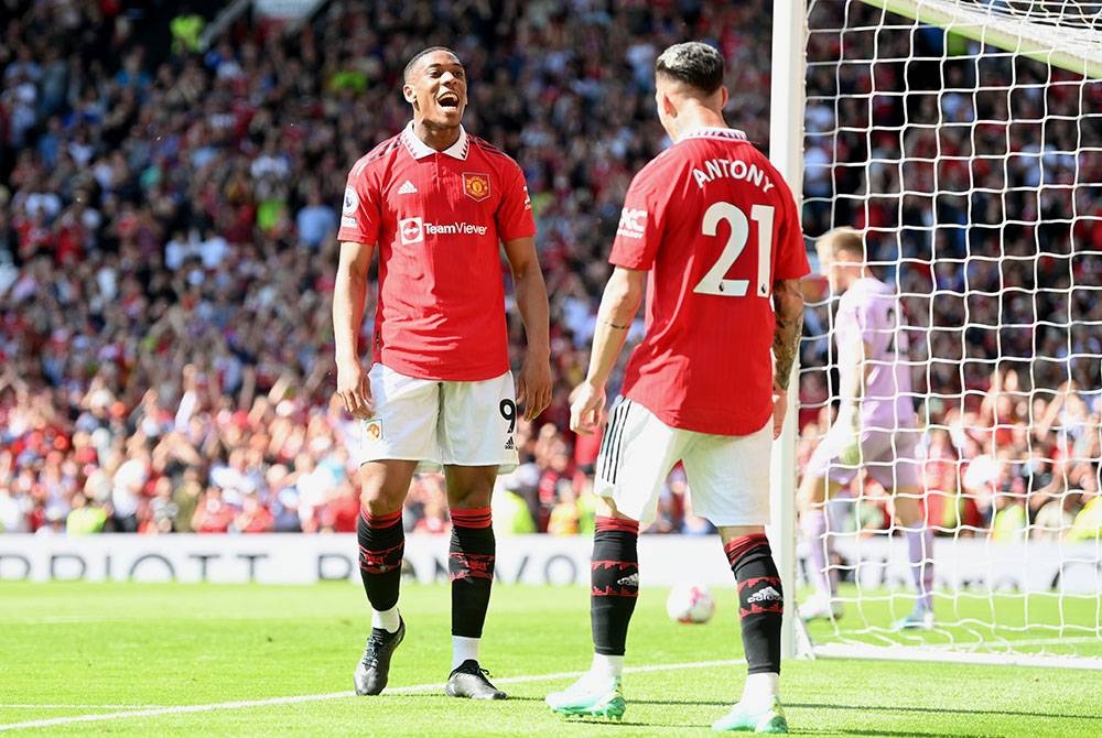 Martial mesin gol Manchester United ketika membantu The Red Devils menewaskan Wolves, 2-0 dalam aksi liga di Old Trafford. - Foto Agensi