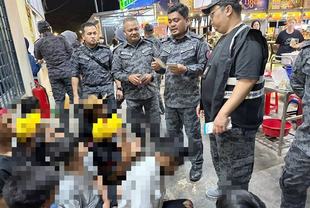 Sebahagian PATI yang ditahan dalam Ops Selera dan Ops Pintu Jabatan Imigresen Malaysia Melaka dalam operasi 14 jam berakhir Sabtu.