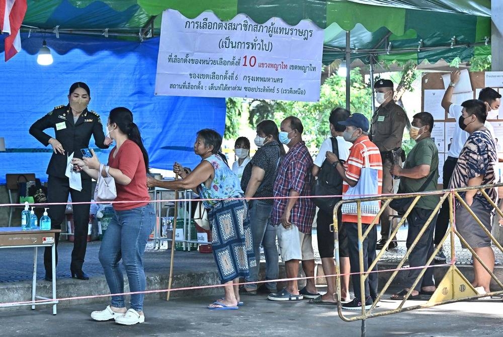 Rakyat Thailand mula mengundi hari ini (Ahad) dalam Pilihan Raya Umum (PRU) yang menyaksikan pertempuran sengit dan dijangka boleh mencetuskan pertukaran kerajaan buat kali pertama dalam tempoh hampir sedekad. - Foto AFP